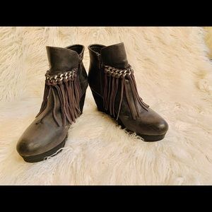 Charcoal gray wedge fringed booties like new